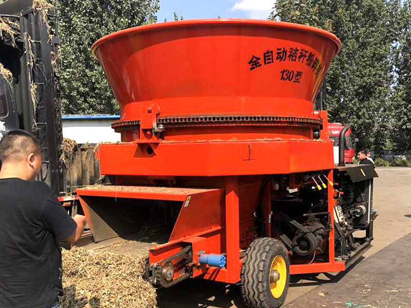 稻草捆粉碎機(jī).jpg 稻草捆粉碎機(jī).jpg